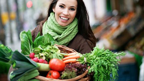 Eine Frau trägt einen Korb mit Gemüse - Foto: Fotolia