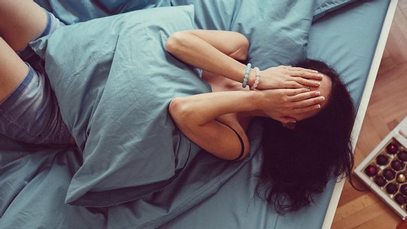 Frau weinend im Bett - Foto: istock