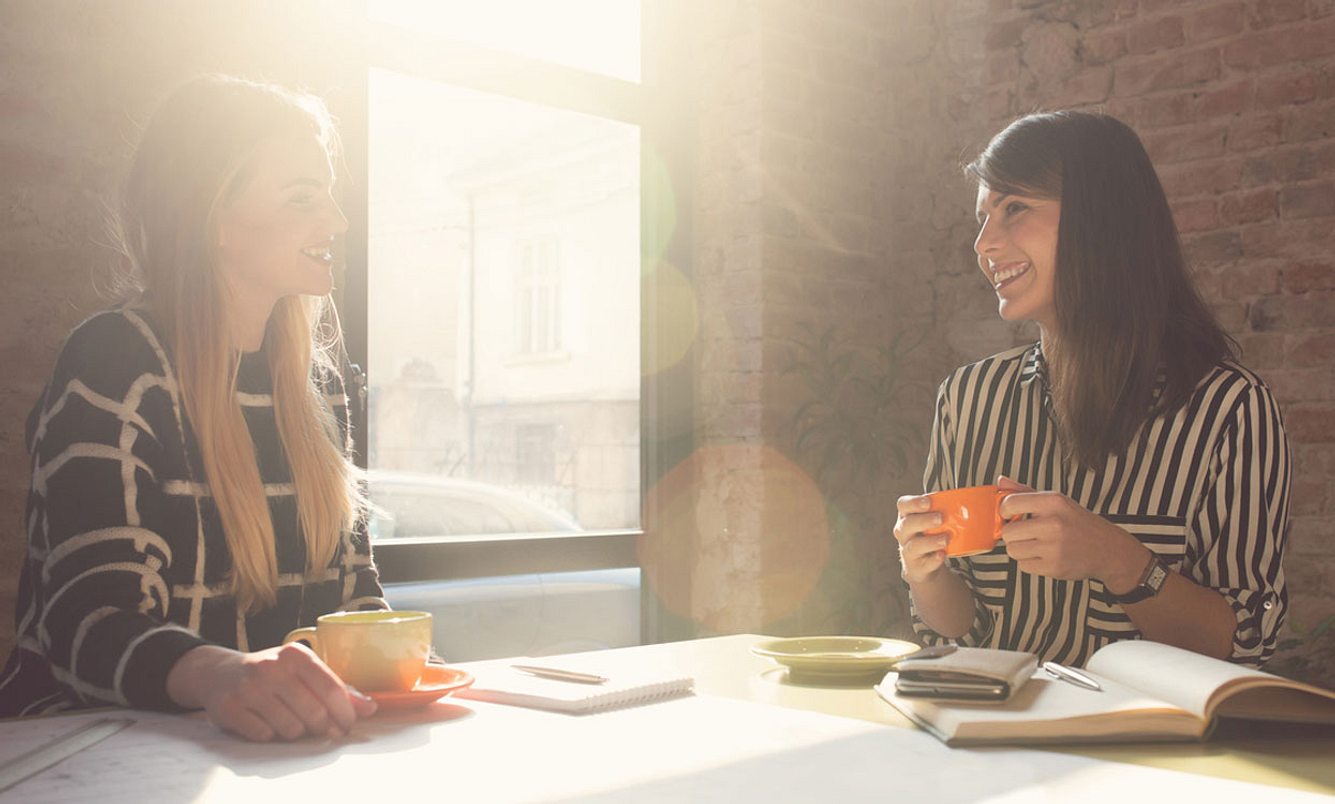 Zwei Frauen trinken Kaffee