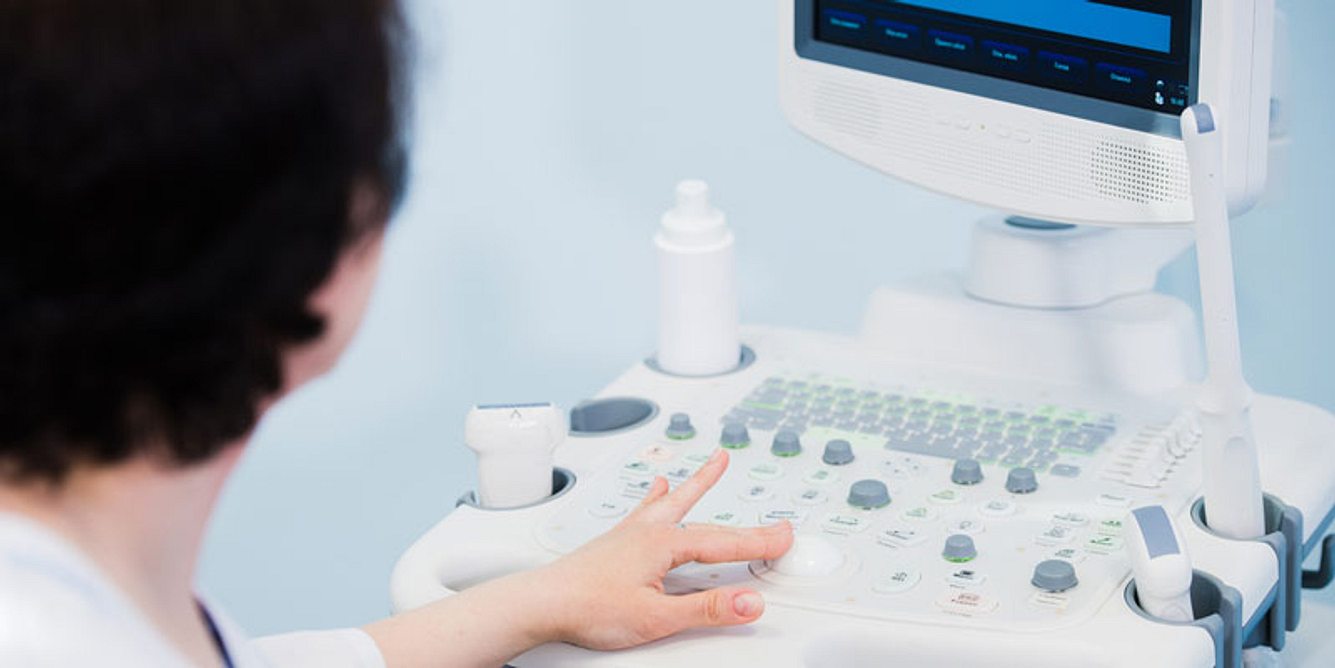 Frauenärztin beim Ultraschall