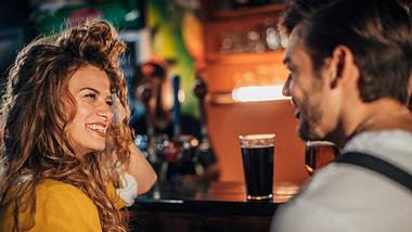 Ein paar flirtet in einer Bar - Foto: iStock/South_agency