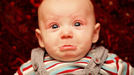 Ein Baby fängt an zu weinen - Foto: iStock/matspersson0