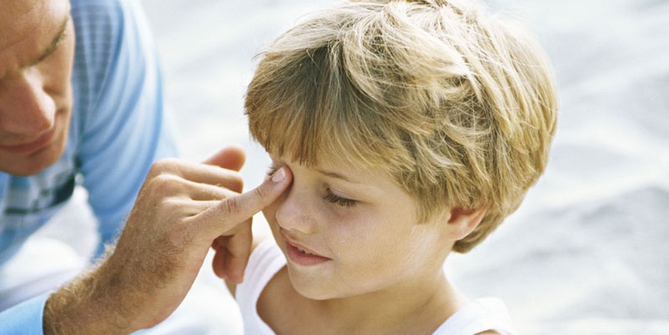 Kind hat ein Fremdkörper im Auge