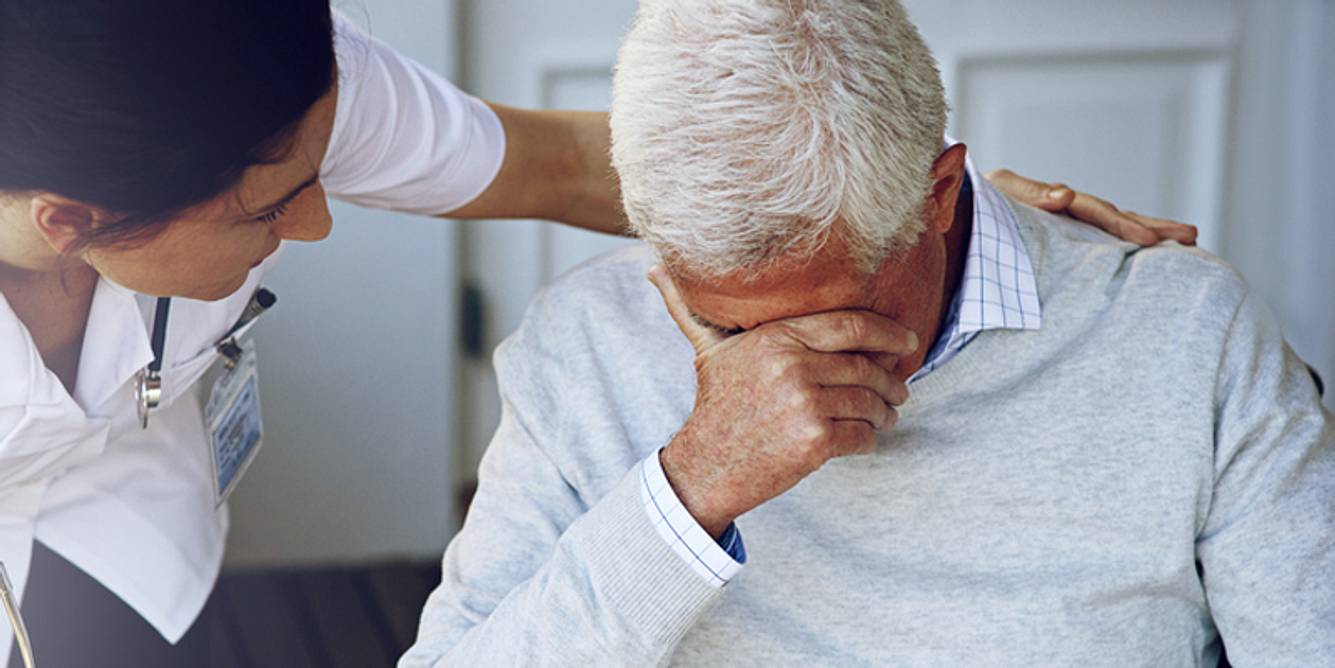 Mann mit frontotemporaler Demenz