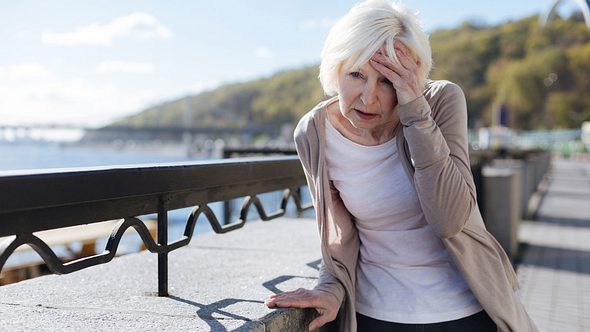 Frau mit Frühjahrsmüdigkeit - Foto: istock/Zinkevych