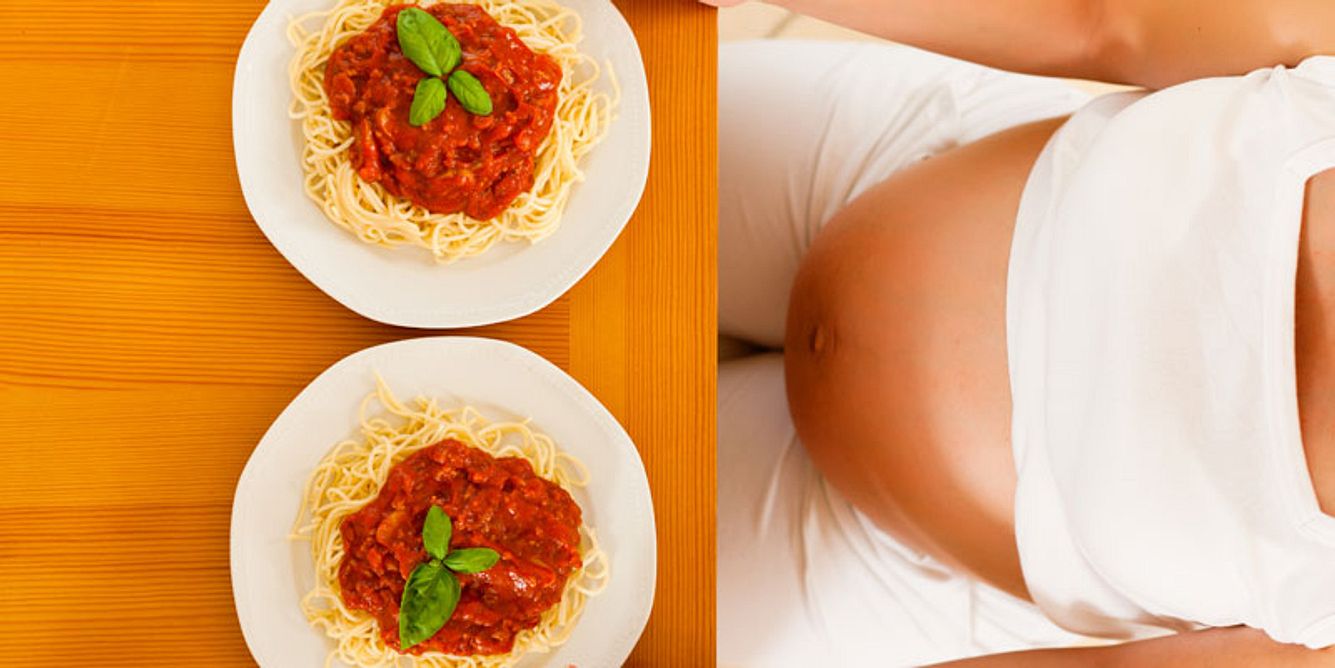 Schwangere isst für 2