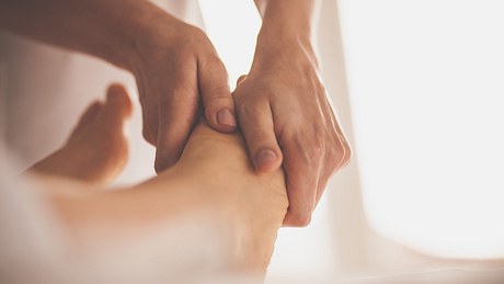 Eine Person erhält eine Fußreflexzonenmassage - Foto: istock_fotostorm