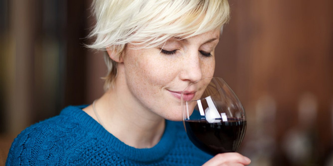 Frau trinkt Rotwein