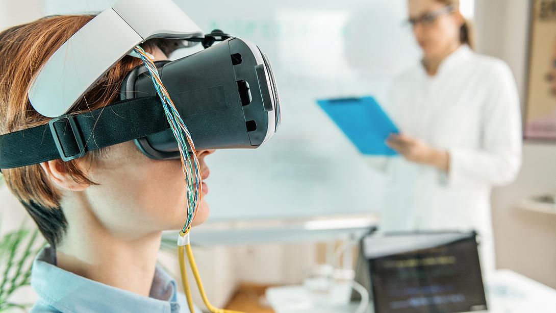 Patient mit einer VR-Brille beim Arzt - Foto: iStock / microgen