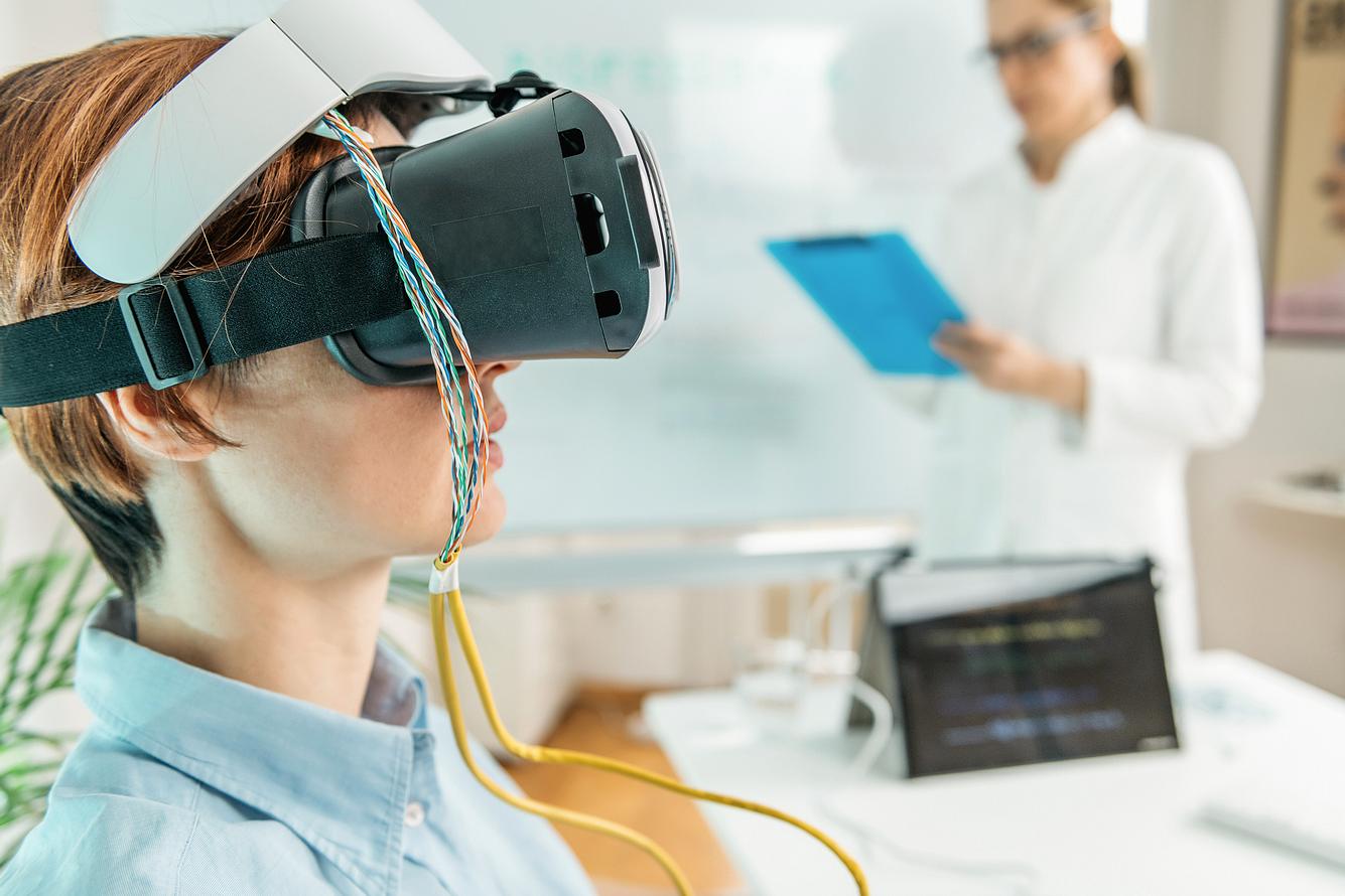 Patient mit einer VR-Brille beim Arzt