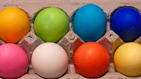 Gefärbte Eier aus dem Supermarkt. - Foto: iStock/:Laura Courteau