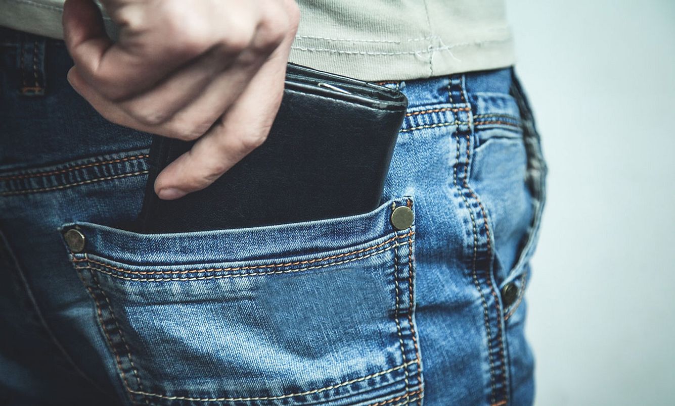 Ein Geldbeutel in der Gesäßtasche kann Beschwerden wie Rückenschmerzen auslösen