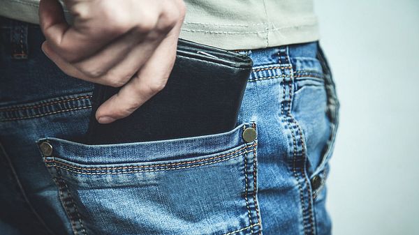 Ein Geldbeutel in der Gesäßtasche kann Beschwerden wie Rückenschmerzen auslösen - Foto: Andranik Hakobyan/iStock