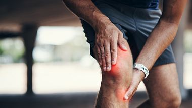 Mann hat Gelenkentzündung im Knie - Foto: iStock/PeopleImages