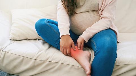 Gelenkschmerzen Schwangerschaft - Foto: istock/PeopleImages