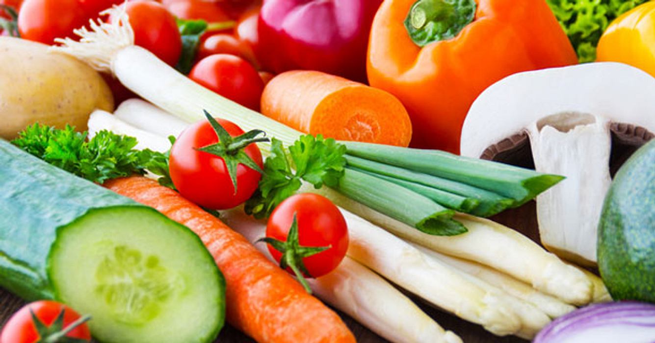 Salat, Gemüse und Vollkorn können dabei helfen, die Pilzinfektion einzudämmen