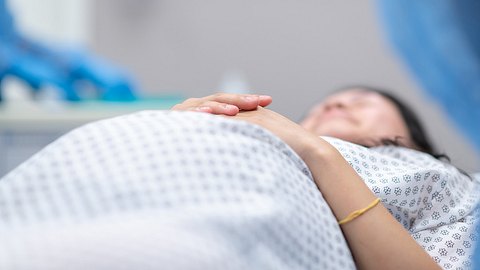 Eine Mutter bei einem geplanten Kaiserschnitt - Foto: istock/fatcamera