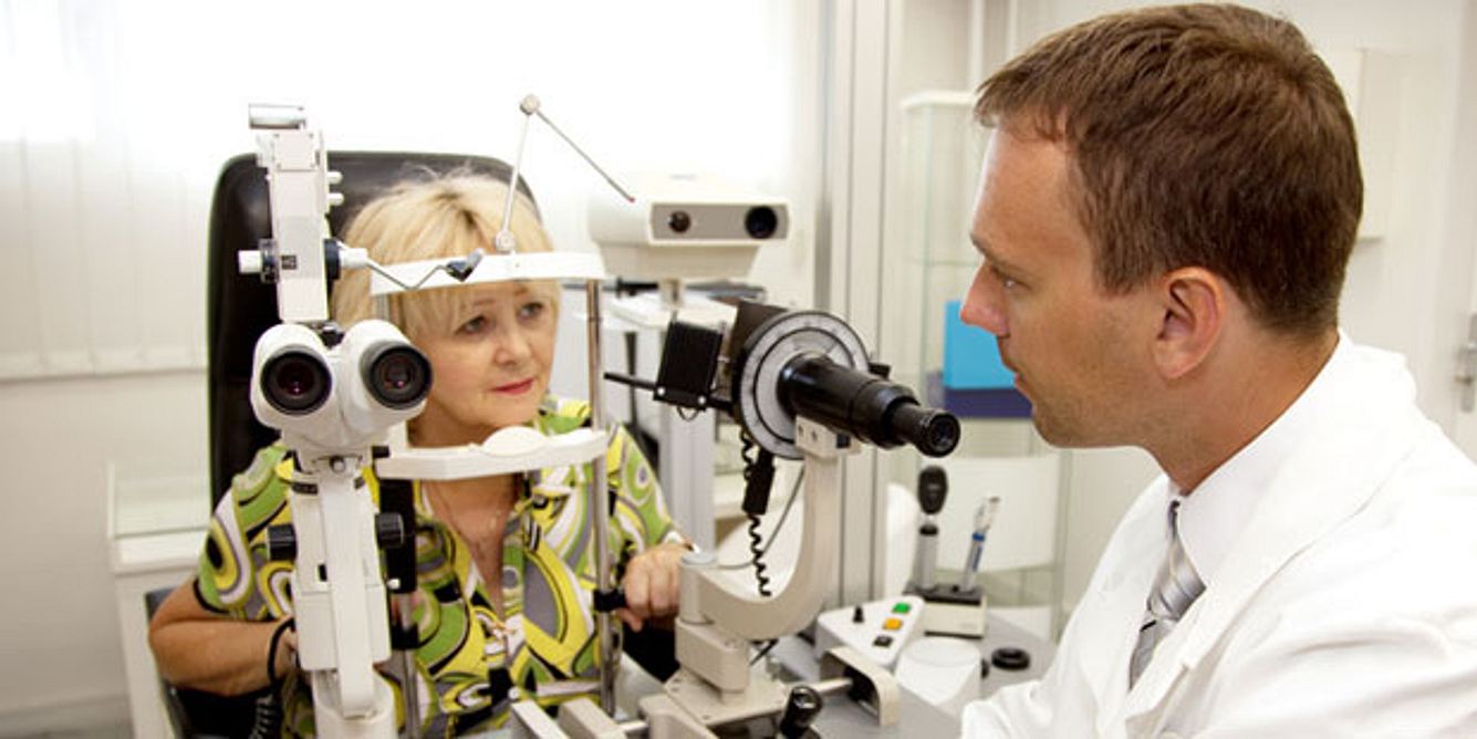 Die meisten Augenentzündungen, wie z.B. ein Gerstenkorn, sind immer behandlungsbedürftig. Im Akutfall sollten Sie einen Arzt aufsuchen