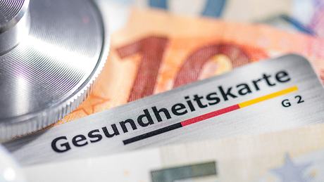 Gesundheitskarte mit Euromünzen - Foto: iStock/Lothar Drechsel