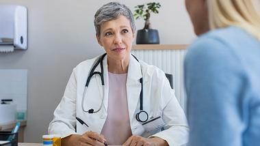 Gespräch Frauenarzt - Foto: iStock/Ridofranz