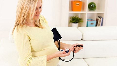Mit dem Begriff Gestose werden Krankheiten während einer Schwangerschaft zusammengefasst, die mit einem erhöhten Blutdruck zusammenhängen - Foto: iStock