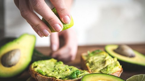 Nahaufnahme einer Person, die sich ein Avocadobrot macht - Foto: iStock_Rouzes