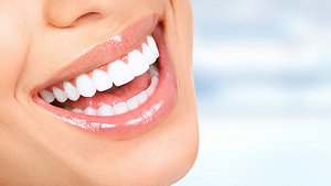 9 Experten-Tipps für schöne und gesunde Zähne im Sommer