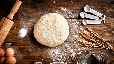 Teig und Zutaten für selbstgemachtes Brot - Foto: istock/apomares