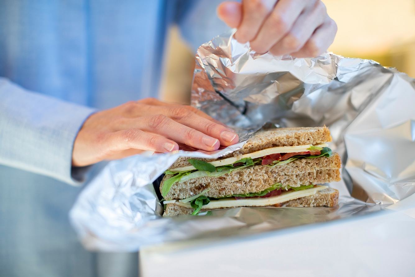 gesundheitsgefahr-alufolie Brot in Alufolie gewickelt