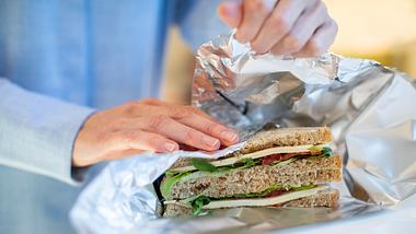 Brot in Alufolie gewickelt - Foto: iStock/Daisy-Daisy