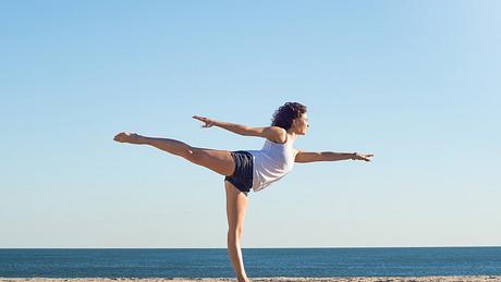 Frau macht eine Gleichgewichtsübung - Foto: istock/ridofranz