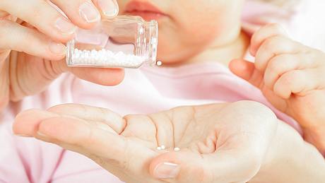 Globuli für Babys: Homöopathie für die häufigsten Beschwerden im ersten Lebensjahr - Foto: iStock / HannesEichinger