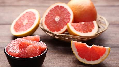 Aufgeschnittene Grapefruit in Schalen und auf dem Tisch liegend - Foto: iStock/5second