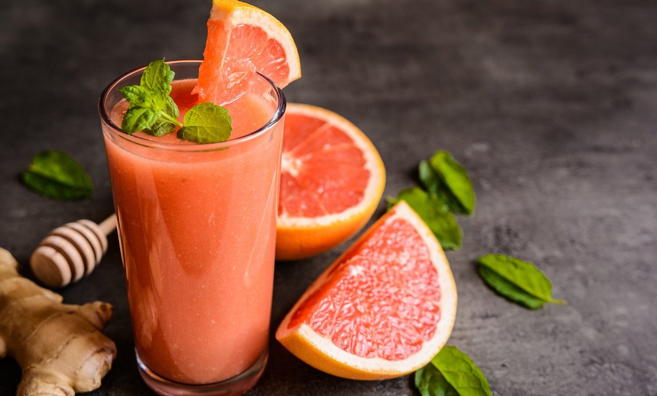 Zutaten für einen Grapefruit-Ingwer-Smoothie