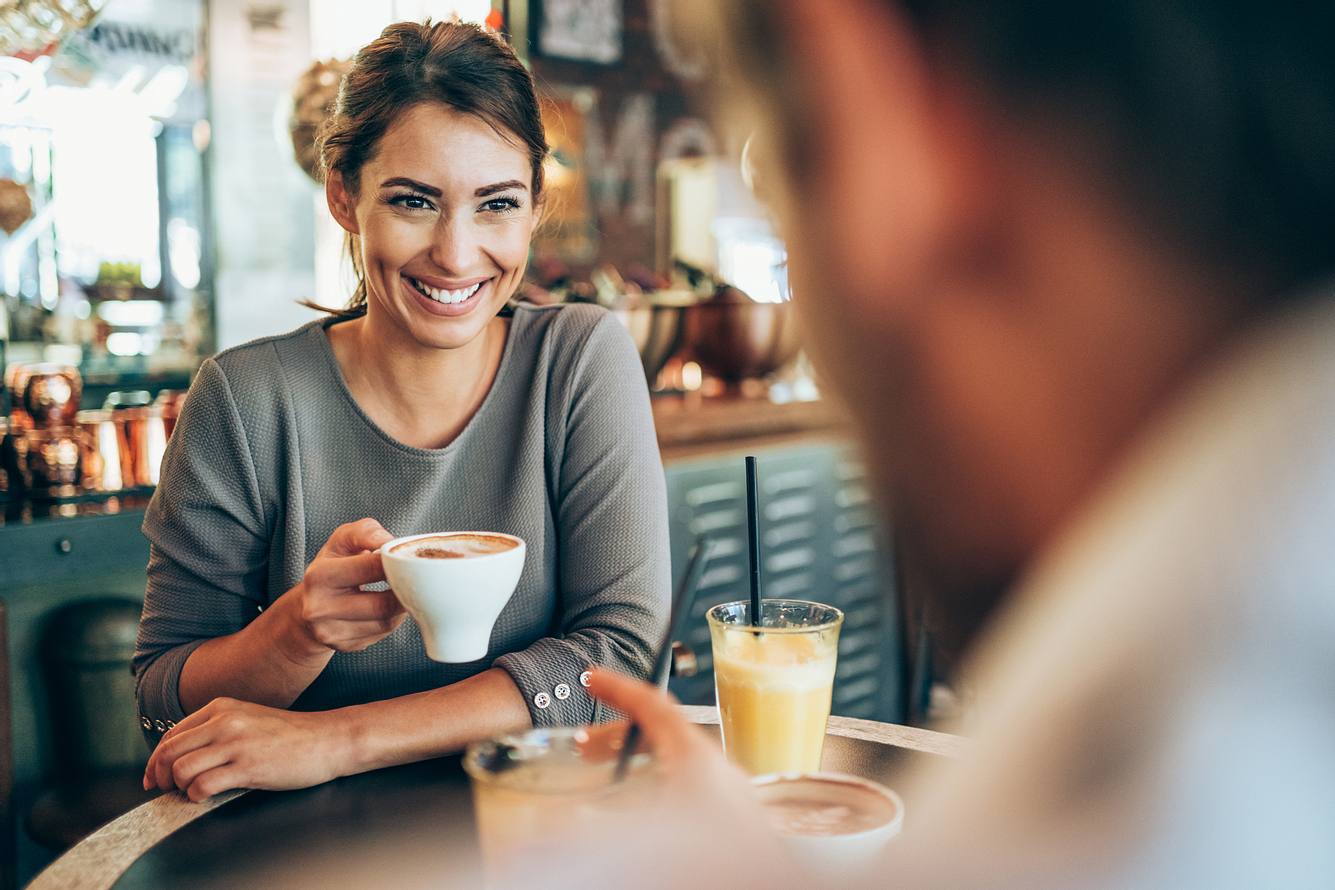 Ein Mann und eine Frau Flirten in einem Café