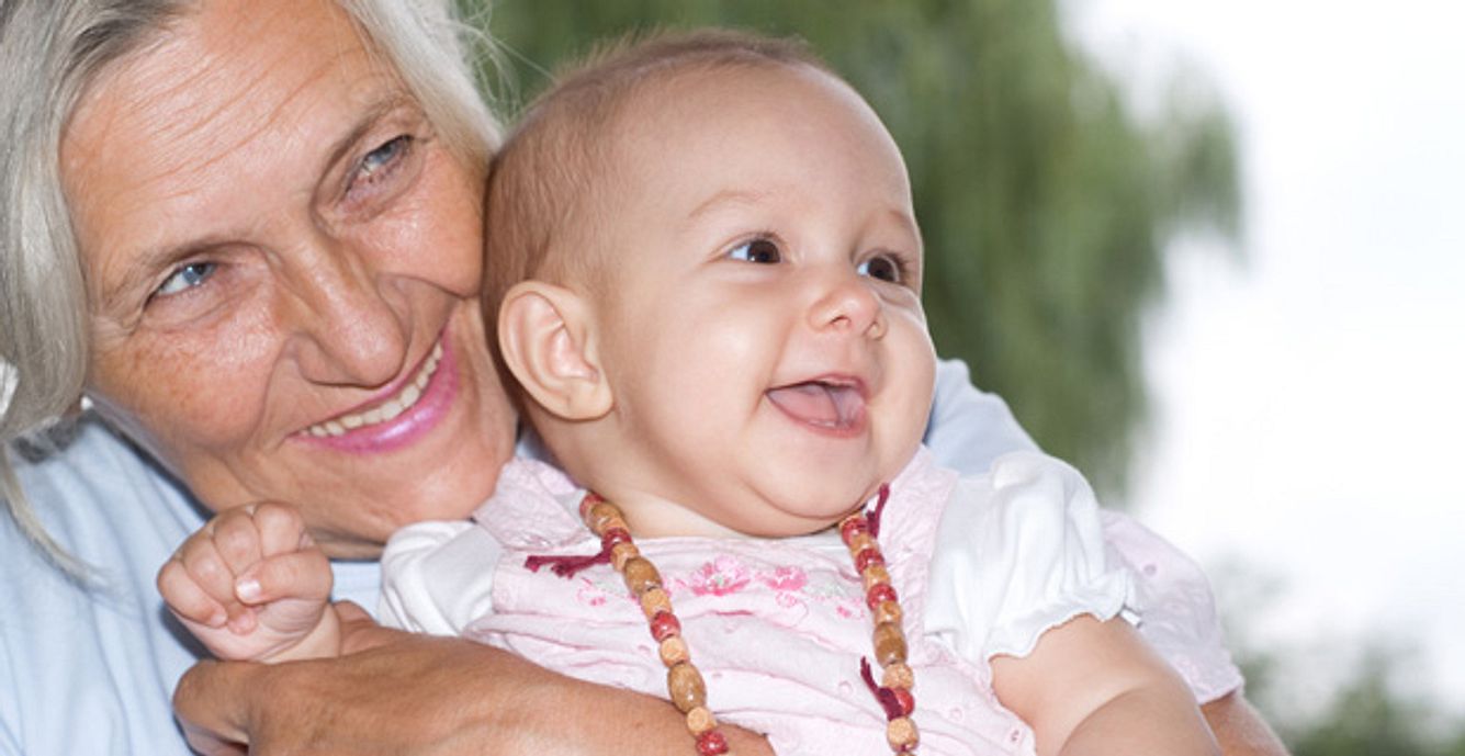 Eine Frau hält ihre Enkelin im Arm