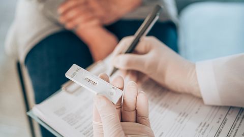 Mediziner mit Corona-Antigen-Test in der Hand - Foto: Istock/VioletaStoimenova