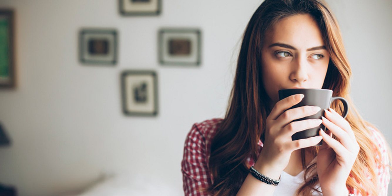 Einfacher Haarausfall kann durch Entspannung und eine Tasse gelindert werden