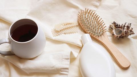 Haarbürste aus Holz mit Shampooflasche - Foto: iStock/leares