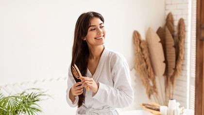 Eine Frau lässt ihre Haare ausfetten - Foto: iStock_Prostock-Studio