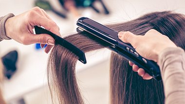 Frau werden Haare geglättet - Foto: iStock/MilanMarkovic