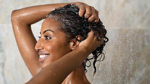 Frau wäscht sich die Haare mit Roggenmehl - Foto: iStock/Ridofranz