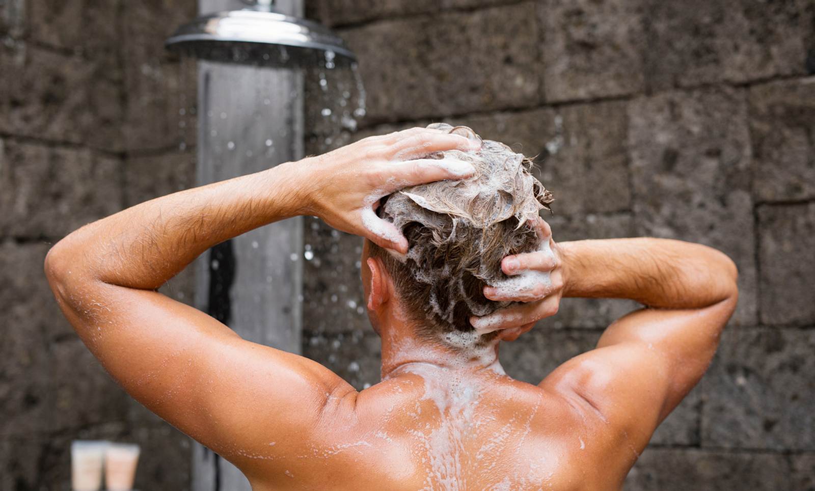 Моющего свое тело. Волосы в душе. Мытье волос. Мытье волос мужчина. Мытье головы мужчине.