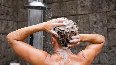 Shampoo gegen Haarausfall - Foto: iStock/grinvalds