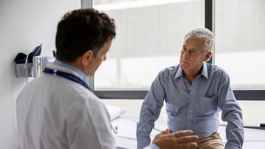 Arzt spricht mit Patient über Hämorrhoiden 3. Grades - Foto: iStock/andresr