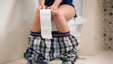 Kind sitzt auf Toilette - Foto: iStock/LuckyBusiness