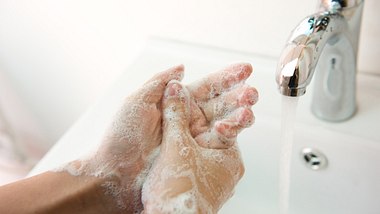 Hände werden mit ausreichend Seife gewaschen. - Foto: iStock/hxdbzxy