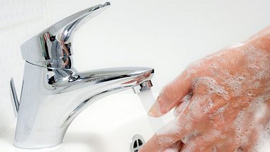Der beste Schutz vor Infektionen: Hände waschen! Aber nicht eben kurz, sondern mindestens 30 Sekunden gründlich mit Seife einschäumen, abwaschen und gut abtrocknen