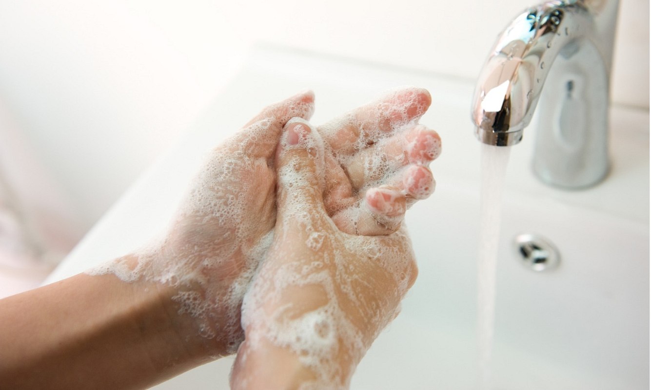 Eine sorgfältige Handhygiene ist bei Typhus-Erkrankten enorm wichtig, um eine Verbreitung der Keime zu vermeiden