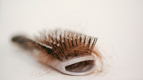 Haarausfall macht sich häufig beim Kämmen bemerkbar. - Foto: splain2me/iStock